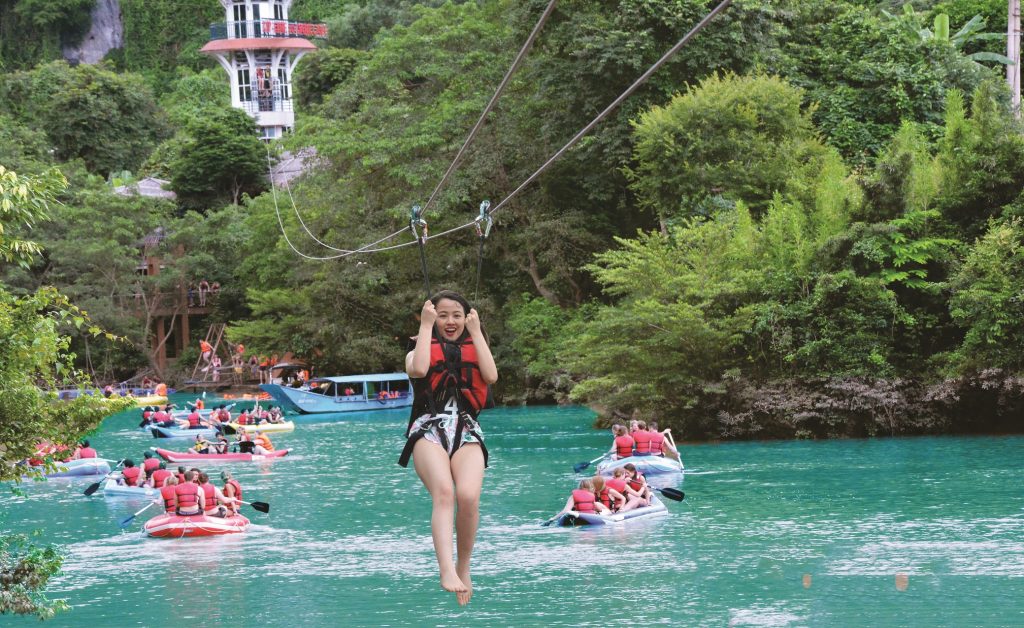 zipline vào Hang Tối